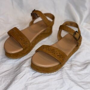Girls Old Navy Platform Ankle-Strap Sandals in Tan size 1 Youth